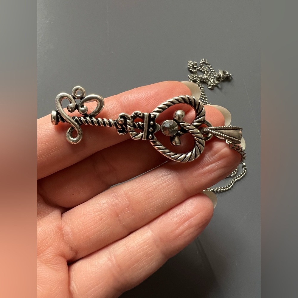 Silver color Heart Key Pendant Necklace - Picture 3 of 6